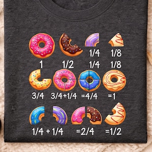 Könnte beinhalten: Dunkelgraues Heather-T-Shirt mit bunten Donut-Grafiken und Brüchen. Das Shirt zeigt verschiedene Donut-Designs, darunter rosa, Schoko und blau, mit Brüchen wie 1/4, 1/2 und 1/8. Der Text "Dark Gray Heather" steht oben.