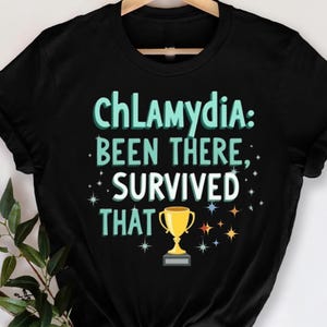 Maglietta Chlamydia Been There Survived That, Maglietta divertente MST, Maglietta per la consapevolezza della salute, Maglietta medica umoristica, Maglietta di sopravvivenza, Salute divertente