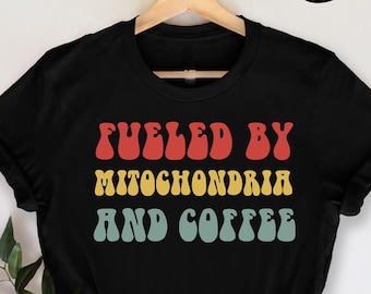 Gevoed door Mitochondria Koffie T-shirt, grappige biologieleraar, koffie en wetenschap, biologieleraarcadeau, koffieliefhebber T-shirt, grappige wetenschap,