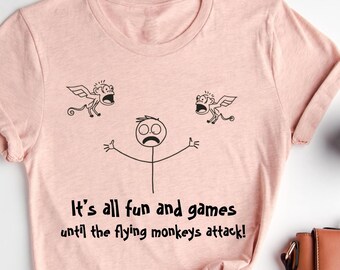 È tutto divertimento e giochi finché non arrivano le scimmie volanti, maglietta divertente, citazione esilarante, regalo unico per gli amanti delle scimmie, design divertente, umorismo sarcastico
