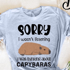 Desculpe, não estava ouvindo, estava pensando em camiseta de capivaras, capivara fofa, presentes de capivara, melhor design de capivara, camisa de capivara roedor