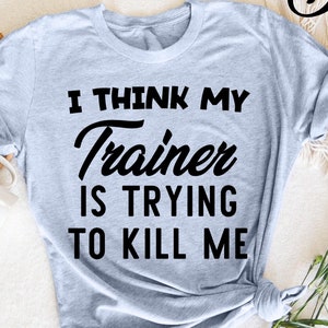 Camiseta Acho que meu treinador está tentando me matar, camiseta engraçada de academia, camiseta de treino bem-humorada, camiseta de piada de fitness, presente para amantes de academia