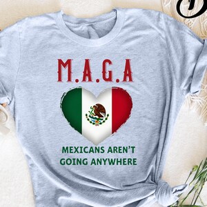 Camiseta MAGA Mexicanos Não Estão Indo a Lugar Nenhum com Bandeira Mexicana Coração, Orgulho Mexicano Orgulhoso, Declaração Política, Mexicano Patriótico, Apoio MAGA