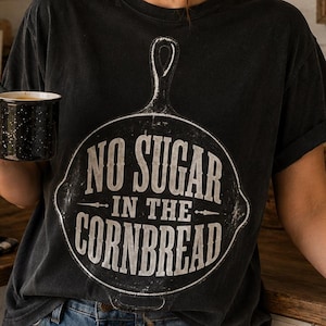 Koszulka „No Sugar in the Cornbread”, koszulka z motywem kuchni południowej, grafika przedstawiająca patelnię w stylu vintage