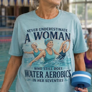 Vattenaerobics-t-shirt för seniorer, rolig simfitness-t-shirt, underskatta aldrig en kvinna-design, vattenträningströja, aktiv mormorstopp