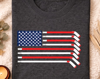 Camiseta con la bandera de EE. UU. y palo de hockey, camiseta con palo de hockey, hockey con bandera de EE. UU., hockey patriótico. Diseño gráfico de jugador de hockey sobre hielo patriótico descolorido.