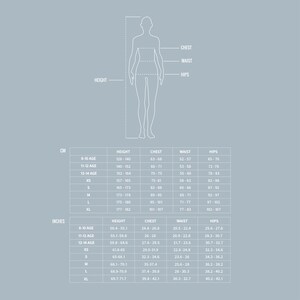 Puede incluir: Una tabla de tallas para ropa de mujer con medidas en pulgadas y cent&iacute;metros. La tabla incluye medidas de altura, pecho, cintura y cadera para diferentes grupos de edad y tallas.