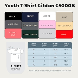 Puede incluir: Una tabla de colores y gu&iacute;a de tallas para la camiseta juvenil Gildan G5000B. La tabla muestra doce muestras de colores que incluyen negro, azul marino, blanco, arena, carb&oacute;n, gris oscuro, rosa claro, amarillo, coral, verde bosque, gris ceniza y rojo.