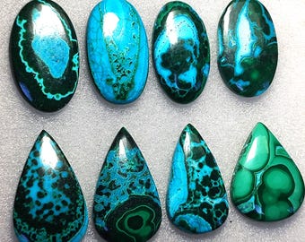 Puede incluir: Ocho piedras preciosas pulidas en formas ovaladas y de lágrima. Las piedras muestran una mezcla de colores turquesa, verde azulado y verde oscuro. Los patrones varían, algunos muestran remolinos y otros una apariencia moteada. Estas piedras son adecuadas para la fabricación de joyas.