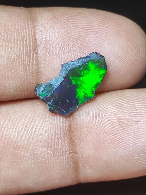 Opale noire brute d'Éthiopie naturelle de qualité supérieure, 5,70 carats, 20 x 19 mm. - France