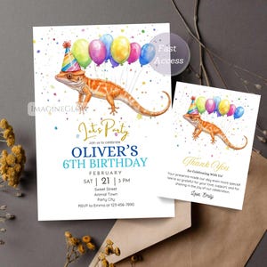 Könnte beinhalten: Eine Geburtstagseinladung mit einer bunten Illustration eines Leguan, der einen Partyhut trägt und Ballons hält. Der Text auf der Einladung lautet "Let's Party" und "Oliver's 6th Birthday".