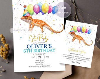 Könnte beinhalten: Eine Geburtstagseinladung mit einer bunten Illustration eines Leguan, der einen Partyhut trägt und Ballons hält. Der Text auf der Einladung lautet "Let's Party" und "Oliver's 6th Birthday".