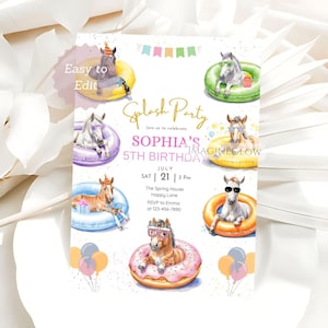Puede incluir: Una invitación de fiesta con un diseño de acuarela que presenta caballos en flotadores inflables. La invitación dice "Splash Party" e incluye detalles para el quinto cumpleaños de Sofía, con la fecha, la hora y la información de RSVP. El diseño incluye globos y una pancarta.
