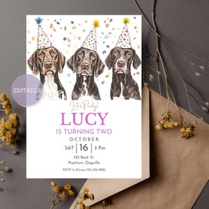 Puede incluir: Una invitación a una fiesta de cumpleaños con una ilustración de acuarela de tres perros con sombreros de fiesta. La invitación es para el segundo cumpleaños de Lucy e incluye la fecha, la hora y el lugar de la fiesta. El texto de la invitación dice "Let's Party! Lucy is turning two. October Sat | 16 | 3 pm 123 Bark St. Puptown, Dogville RSVP to Emma 123-456-7890"