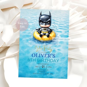 Puede incluir: Una invitación de cumpleaños con un personaje de Batman de dibujos animados flotando en un flotador amarillo en una piscina. La invitación incluye el texto "Let's Party" y los detalles del 5º cumpleaños de Oliver, incluyendo fecha, hora y lugar.