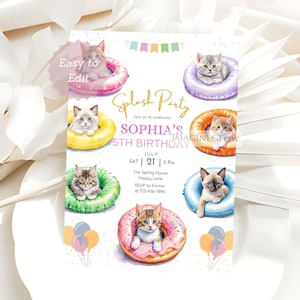 Puede incluir: Una invitación de acuarela para una fiesta de cumpleaños "Splash Party". La invitación presenta gatitos en flotadores de colores. El texto incluye "5º Cumpleaños de Sophia" y detalles de la fiesta.