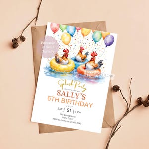 Può includere: Un invito di compleanno con illustrazioni ad acquerello di polli in salvagenti gonfiabili. L'invito include il testo "Splash Party" e i dettagli per il 6° compleanno di Sally, tra cui data, ora e luogo.