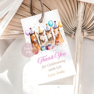 Può includere: Un'etichetta regalo bianca con un'illustrazione ad acquerello di quattro cavalli con cappelli da festa, circondati da palloncini e regali. L'etichetta dice "Thank You for Celebrating with Us! Love, Emily."