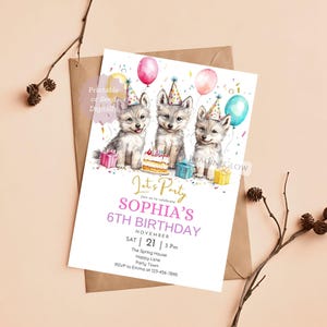 Puede incluir: Una invitación de cumpleaños con tres adorables cachorros de lobo con sombreros de fiesta, rodeados de globos y confeti. La invitación anuncia el sexto cumpleaños de Sofía, con la fecha, hora y lugar. El texto dice "Let's Party".