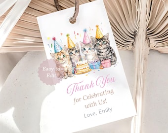 Puede incluir: Una etiqueta de regalo blanca con una ilustración de acuarela de cuatro gatitos con sombreros de fiesta, con un pastel y regalos. La etiqueta dice "Thank You for Celebrating with Us! Love, Emily."