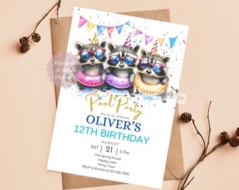 Könnte beinhalten: Eine farbenfrohe Poolparty-Einladung mit drei Waschbären, die Sonnenbrillen und Partyhüte tragen und auf aufblasbaren Ringen schwimmen. Die Einladung lautet "Pool Party" und "Oliver's 12th Birthday" in goldenen Lettern. Das Datum und die Uhrzeit der Party sind unten aufgeführt, zusammen mit dem Ort und den RSVP-Informationen.