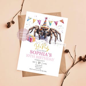 Puede incluir: Una invitación de cumpleaños rosa y dorada con una araña de dibujos animados que lleva un gorro de fiesta. La invitación dice "Let's Party" y "Sophia's 10th Birthday". La fecha y la hora de la fiesta se indican como "February 21, 3 PM".