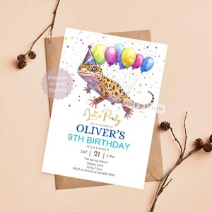 Puede incluir: Una invitación de cumpleaños con un gecko de dibujos animados que lleva un gorro de fiesta y sostiene globos de colores. La invitación dice "Let's Party" y "Oliver's 9th Birthday". La fecha y hora de la fiesta se enumeran como "Noviembre 21 | 15:00". La ubicación es "The Spring House, Happy Lane, Party Town". La información de RSVP es "RSVP a Emma al 123-456-7890".