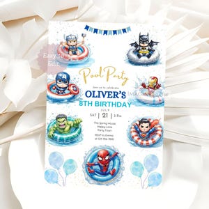 Puede incluir: Una invitación a una fiesta en la piscina con personajes de superhéroes en flotadores inflables. La invitación incluye el texto "Pool Party" y "Oliver's 8th Birthday". También se incluye la fecha y la hora.