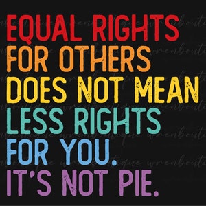 以下が含まれることがあります： 黒い背景に虹色のテキスト「EQUAL RIGHTS FOR OTHERS DOES NOT MEAN LESS RIGHTS FOR YOU. IT'S NOT PIE.」が書かれたグラフィックデザインです。