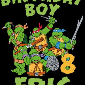 Può includere: Grafica con i Tartarughe Ninja con armi, davanti alle parole "BIRTHDAY BOY" e il nome "ERIC". È presente anche il numero "8". Le tartarughe sono verdi, con fasce arancioni, rosse, viola e blu.