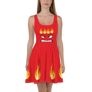 Può includere: Abito skater rosso con un volto di cartone animato e fiamme. Il volto ha occhi arrabbiati, una bocca accigliata e fiamme sopra la testa. L'abito è senza maniche e ha una gonna svasata.