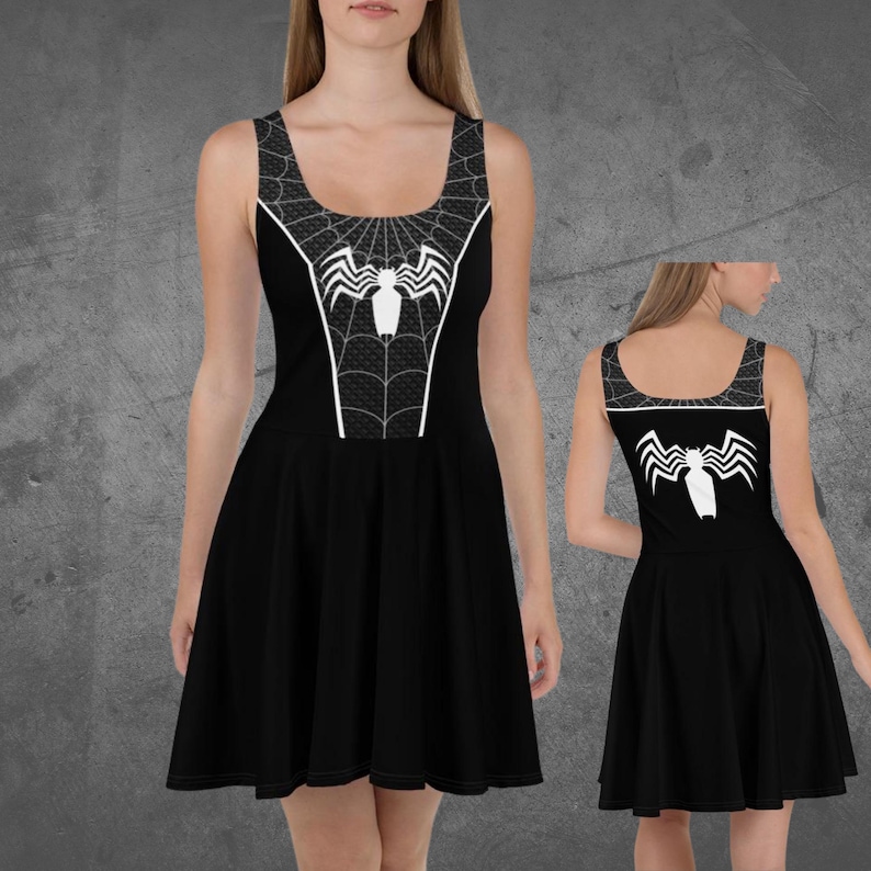 Puede incluir: Vestido skater negro con dise&ntilde;o de telara&ntilde;a y ara&ntilde;a blanca en el corpi&ntilde;o. El vestido sin mangas tiene un escote redondo y una falda acampanada. El dise&ntilde;o se repite en la espalda. Hecho de un material suave y c&oacute;modo.