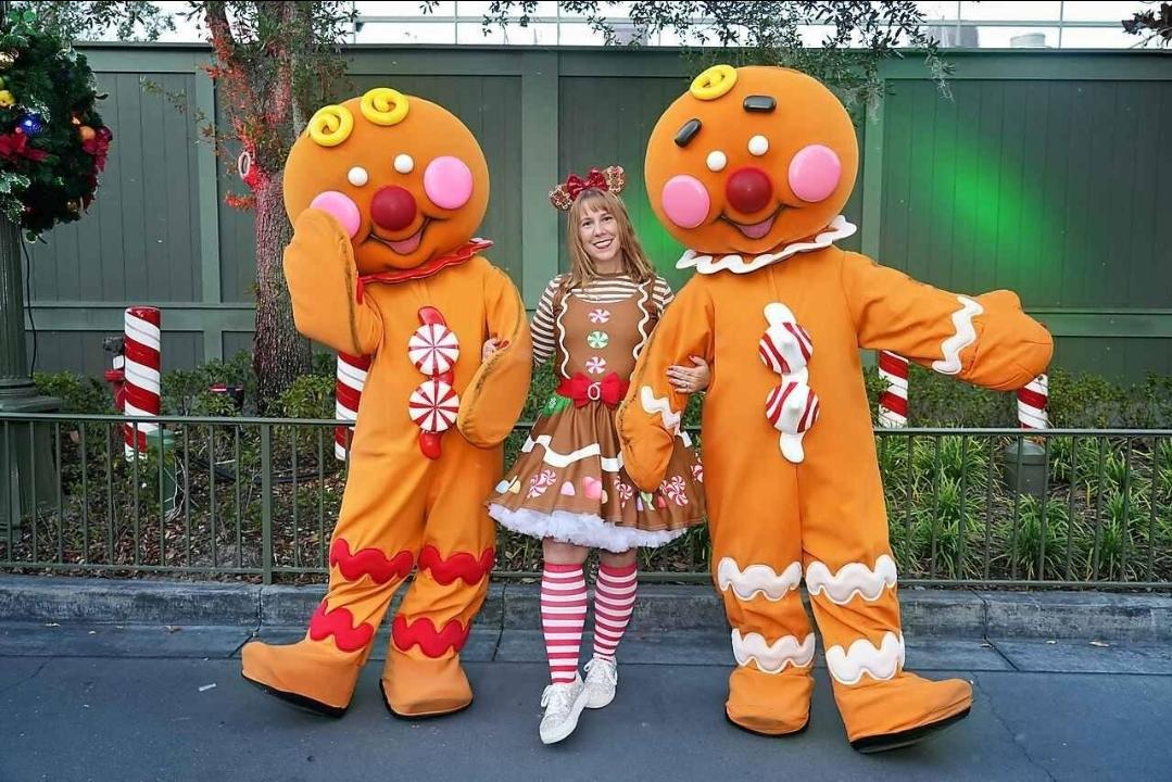 disney christmas dress up Gingerbread womans holiday outfit run Disney bounding costume athleticwear Gingerbread