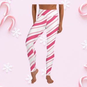 Puede incluir: Leggings a rayas blancas y rosas. Los leggings tienen una cintura alta y un patrón de rayas de bastón de caramelo. Los leggings están hechos de un material suave y elástico.