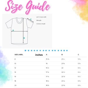 Puede incluir: Un gr&aacute;fico de gu&iacute;a de tallas con el texto "Size Guide" en escritura rosa. La gu&iacute;a incluye un diagrama de una camiseta con medidas etiquetadas para el ancho del pecho, la longitud y la longitud de la manga, junto con una tabla de tallas.