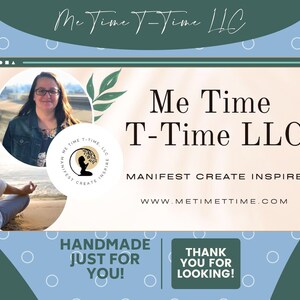 Puede incluir: Una mujer se sienta en una postura de yoga en una playa con una rama verde frondosa detr&aacute;s de ella. El texto "Me Time T-Time LLC" est&aacute; en letras blancas grandes sobre un fondo marr&oacute;n claro. El texto "MANIFEST CREATE INSPIRE" est&aacute; debajo del nombre de la empresa. La direcci&oacute;n del sitio web "WWW.METIMETTIME.COM" est&aacute; debajo del texto. El texto "HANDMADE JUST FOR YOU!" est&aacute; en un cuadro blanco con un borde verde. El texto "THANK YOU FOR LOOKING!" est&aacute; en un cuadro blanco con un borde verde.