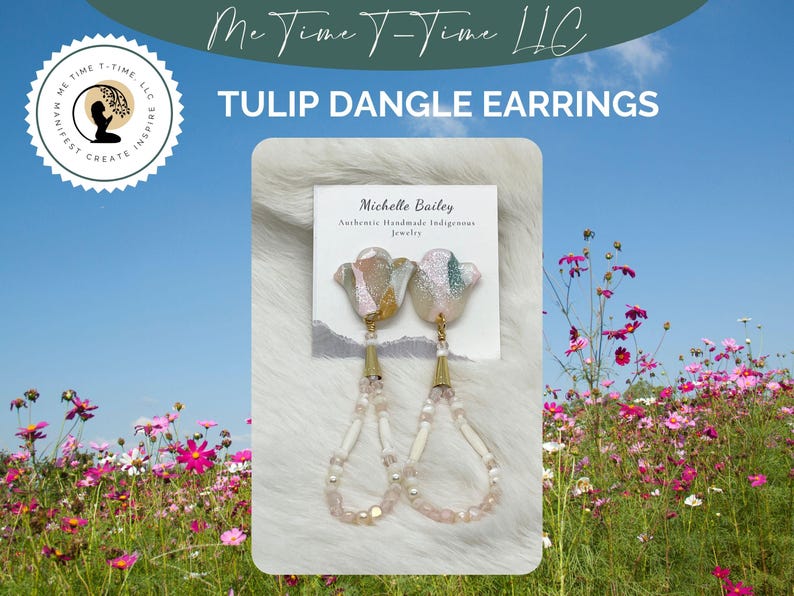 Puede incluir: Un par de pendientes colgantes con un dise&ntilde;o de tulip&aacute;n rosa y verde con detalles dorados. Los pendientes est&aacute;n hechos de joyer&iacute;a ind&iacute;gena hecha a mano y cuelgan de una cadena de cuentas blancas.