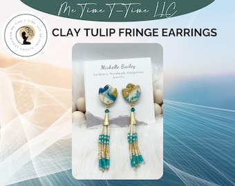 Orecchini con frange di tulipani in argilla: borchie placcate in oro 18k, frange di perline
