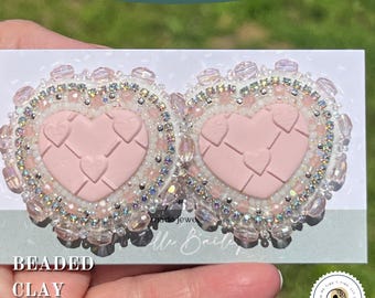 Orecchini in argilla con perline a forma di cuore in rilievo: gioielli indigeni rosa chiaro