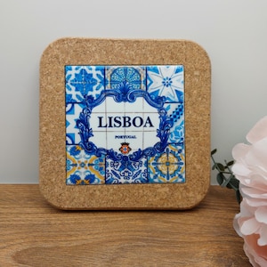 Pode incluir: Copo de cortiça com um design de azulejos azuis e brancos com a palavra "LISBOA" e "PORTUGAL" numa moldura decorativa.