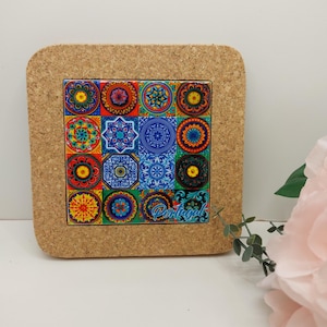 Puede incluir: Un posavasos de corcho con un diseño de azulejos coloridos que presenta patrones geométricos y la palabra "Portugal".