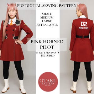 Könnte beinhalten: Ein rotes Piloten-Kostüm mit schwarzen Akzenten, schwarzen Leggings und weißen Stiefeln. Das Kostüm hat ein doppelreihiges Design und einen schwarzen Gürtel. Der Text "02 ZERO TWO" steht auf dem Rücken. Das Bild enthält auch den Text "PDF DIGITAL SEWING PATTERN".