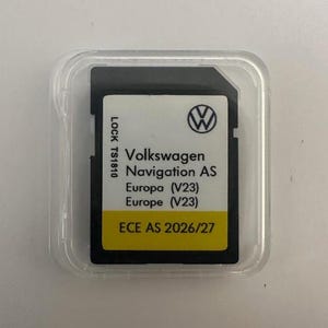 Op de afbeelding: Een zwart-witte Volkswagen Navigation AS SD-kaart in een doorzichtige plastic hoes. De kaart heeft de tekst "Europa (V23)" en "ECE AS 2026/27" erop gedrukt. Het Volkswagen-logo is zichtbaar.