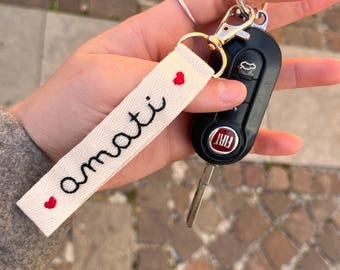 Portachiavi ricamato a mano