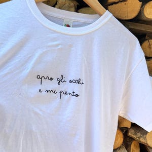 T-shirt ricamata a mano