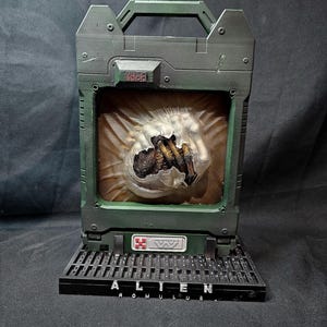 Alien Romulus 1/2 Scale Facehugger Stasis movie prop