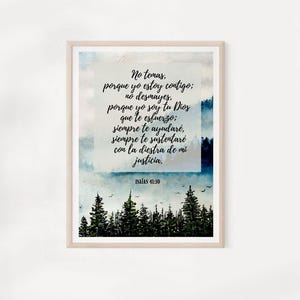 Puede incluir: Una pintura de acuarela de un bosque con una cita de Isaías 41:10 en texto negro: "No temas, porque yo estoy contigo; no desmayes, porque yo soy tu Dios que te esfuerzo: siempre te ayudaré, siempre te sustentaré con la diestra de mi justicia. ISAÍAS 41:10"