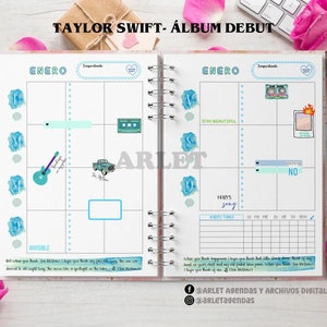 Puede incluir: Una agenda rosa y blanca con un diseño floral azul y blanco. La agenda tiene un calendario para el mes de enero con el título "Taylor Swift - Album Debut". La agenda tiene una lista de canciones del álbum debut de Taylor Swift, incluyendo "Invisible", "Stay Beautiful", "Mary's Song" y "Teardrops on My Guitar".