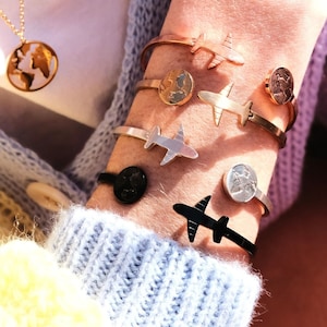 Starres Armband mit Flugzeug und Welt aus Edelstahl - Verstellbares Armband für Reisende - Modell Hanoi