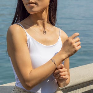 Bracelet à double chaîne avec carte du monde centrale en argent - Idée de cadeau pour les femmes aventurières - Modèle Barcelona